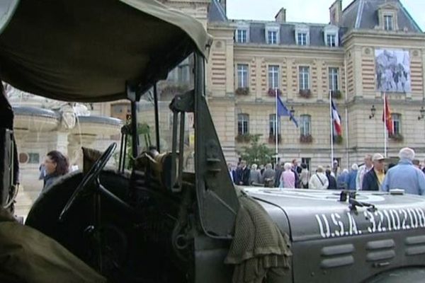 Devant la mairie d'Évreux, ils étaient nombreux à célébrer le 70ème anniversaire de la Libération de la ville.