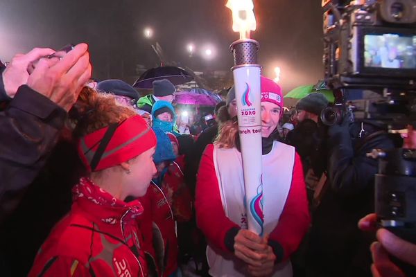 La flamme des JOJ 2020 lors de son passage aux Rousses.