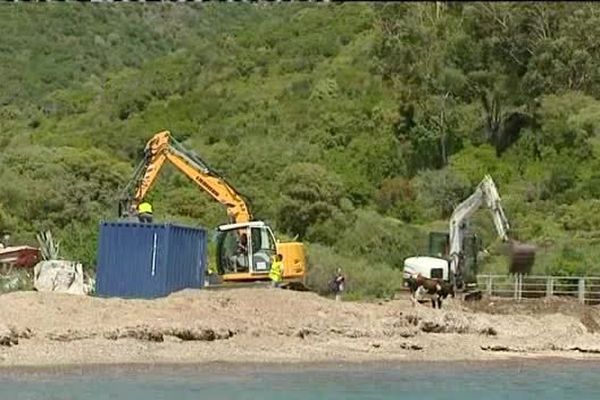 25/05/15 - D'importants travaux d'assainissement ont débuté à Girolata, petit village de Corse-du-Sud, accessible par la mer et un petit sentier 