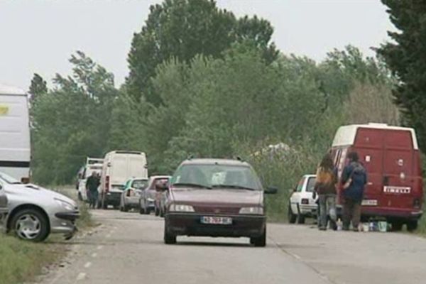 Des militants anti-LEO ont installé leur campement sur les terres agricoles menacées par le béton. 