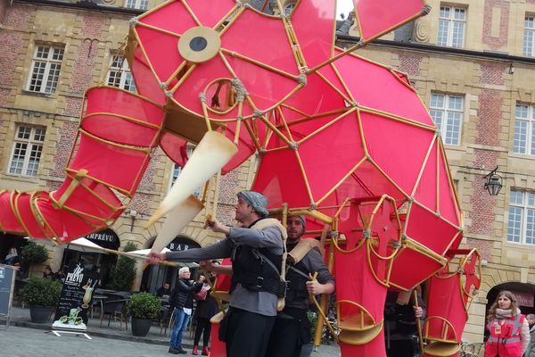 Le pas presque dansant de Hathi l'éléphant.