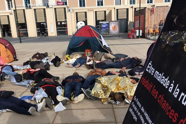 Les militants de Médecins du Monde se sont allongés ce matin devant le parvis de la gare d'Angoulême.