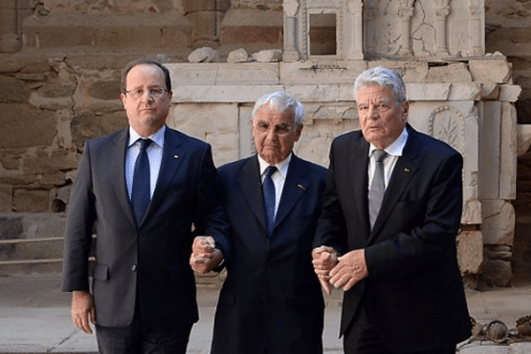 Le Président Hollande (gauche), son homologue allemand Joachim Gauck (droite) et Robert Hébras (centre) survivant du massacre, réunis dans les ruines de l'église d'Oradour-sur-Glane, le 4 septembre 2013.