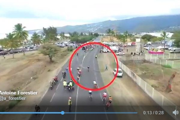 Le père d'un concurrent jette des barrières en travers du sprint final du Tour de la Réunion