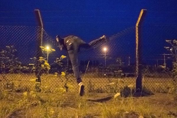 Un migrant pénétrant sur le site d'Eurotunnel au mois d'août dernier.