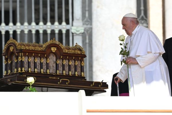 Le Pape François dépose une rose blanche sur le reliquaire de Sainte-Thérèse lors de l'audience générale du 7 juin 2023 sur la place Saint-Pierre à Rome.