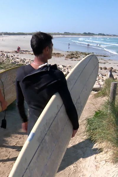 La plage de la Torche à Plomeur dans Pays Bigouden est devenu en trente ans un spot réputé au niveau international. Il accueille chaque année des milliers de surfeurs.