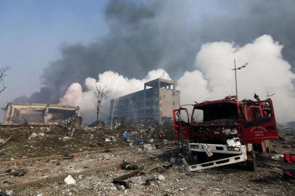 Un camion de pompiers endommagé sur le site des explosions survenues à Tianjin (Chine), le 13 août 2015. (STR / AFP)