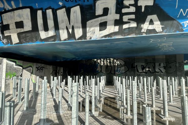 Les piquets devant entraver la venue des SDF, sous le périphérique à Lille.