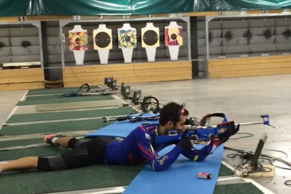 Le 24 mai 2016, le champion olympique et champion du monde de biathlon Martin Fourcade s'entraîne au centre de tir de Beaulieu en Haute-Loire