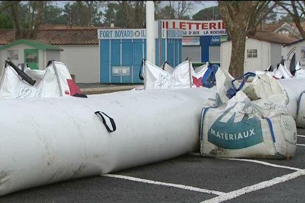 700 mètres de "boudins" comme ceux-ci ont été mis en place le long du chenal de Boyardville.