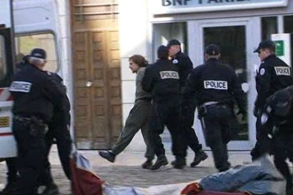 Les 2/04/2012, plusieurs militants du DAL 86 sont délogés du campement qu'ils occupaient en centre-ville de Poitiers