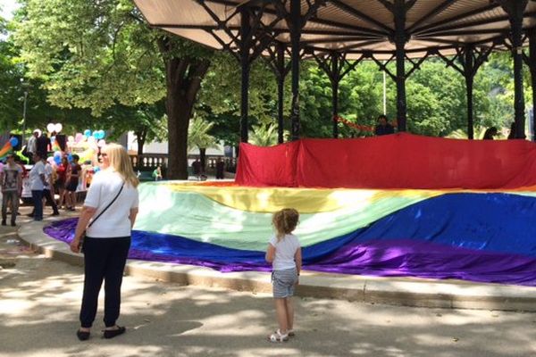 Le kiosque du jardin de Ville a été rhabillé aux couleurs du drapeau LGBT