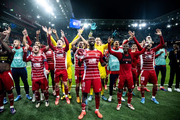 Les joueurs du Stade Brestois saluent le public après leur victoire 4 à 0 face à Salzbourg.