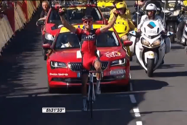 Greg Van Avermaet passe la ligne d'arrivée au Lioran