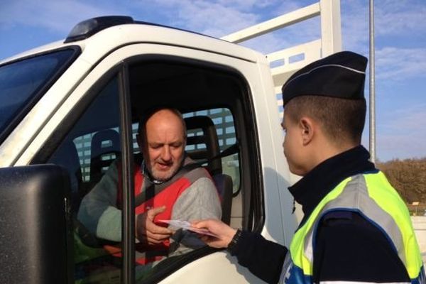 Distribution d'ethylotests par la Gendarmerie à Saint-Gaulthier (Indre)