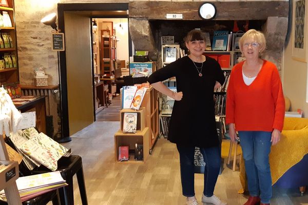 Dans son ancien café-librairie, Yvonne Prêteseille (à droite) aux cotés de la nouvelle gérante, Corine Bidet. 
