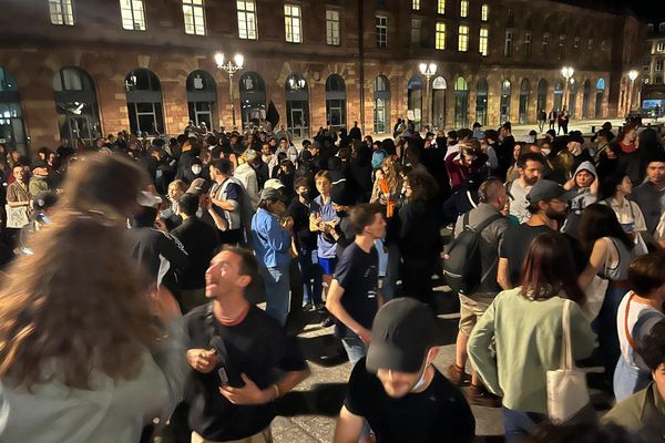 Une centaine de jeunes a convergé vers la place Kléber à l'annonce de la victoire de la liste RN menée par Jordan Bardella aux élections européennes