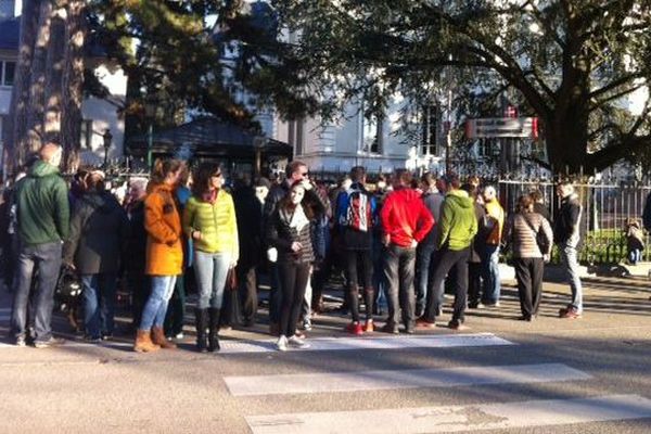 Une centaine de personnes ont manifesté devant la préfecture de Haute-Savoie.