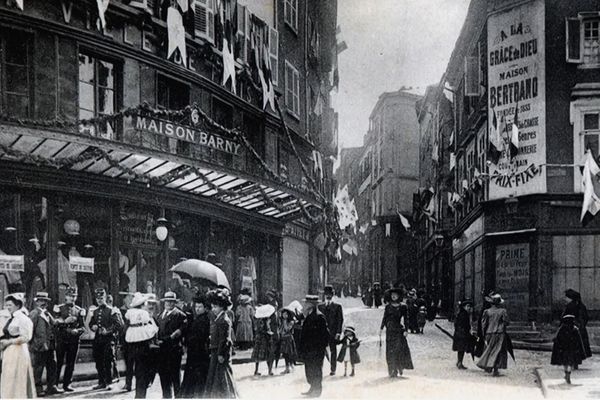 Élégantes, beaux messieurs, militaires, enfants en capeline... tous ont battu le pavé rue du Clocher.