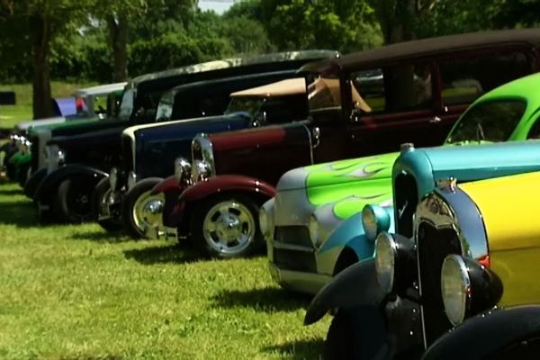 Les Hot Rods se sont rassemblés à Cluny, ces véhicules anciens customisés, sous l'égide de la FSRA (France Street Rod Association)