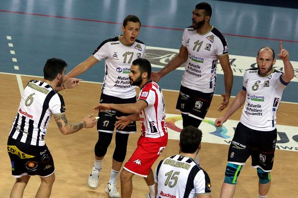 Les joueurs du Stade Poitevin Volley Beach sur le terrain d'Ajaccio en avril 2018