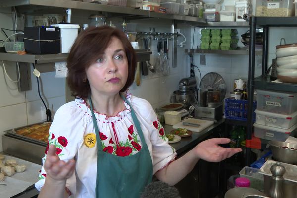 Ludmila Danyliuk, réfugiée en France depuis le début de la guerre en Ukraine, est invitée dans la cuisine du Souquo à Bordeaux pour le refugee food festival