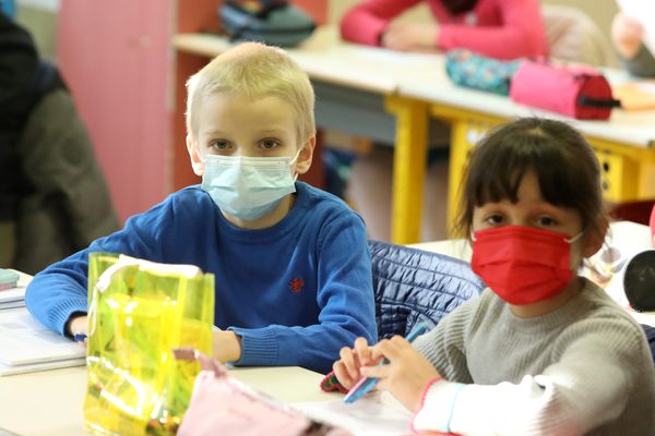 Andrei et sa nouvelle petite voisine de classe à Nice.