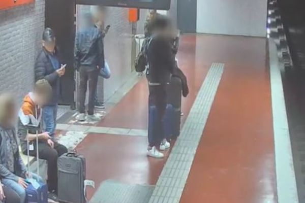 Ce jeune touriste qui attend la rame de métro a été ciblé par les pickpockets.