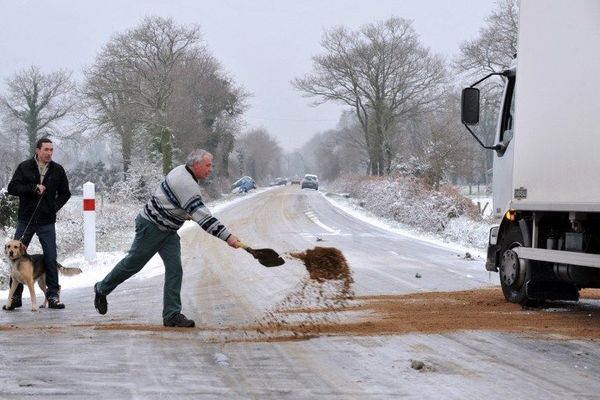 Sablage de routes verglacées