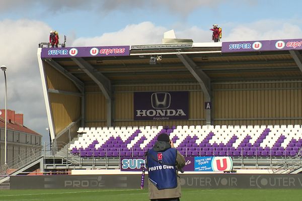 Les panneaux publicitaires au dessus d'une des tribunes du Stade Chanzy d'Angoulême ont été arrachés Sous l'effet du vent.