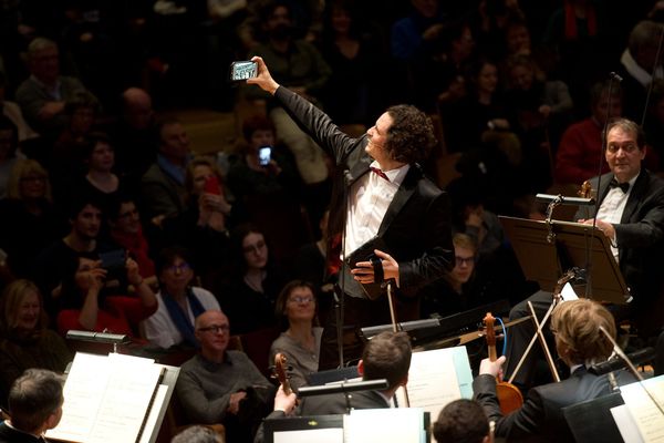 Alexandre Bloch, le directeur musical de l’Orchestre National de Lille, dirige le concert connecté, Smartphony 