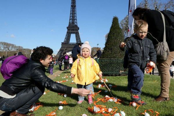 La chasse aux oeufs du Secours populaire, au Champ-de-Mars, en 2015.