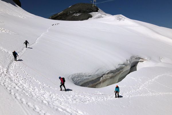 Notre magazine Enquêtes de Région vous emmène à la rencontre de personnes qui ont relevé un défi extraordinaire. Nous suivrons notamment une association de guides de haute montagne à Briançon, qui prépare un groupe de gens du voyage à faire l'ascension d'un glacier.