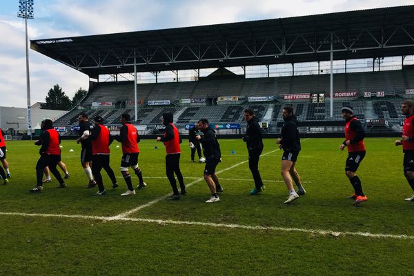 Les Brivistes, tous en ligne pour éloigner la menace Oyonnax.