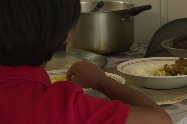 Une famille bangladaise de Beaubreuil a ouvert sa cuisine à ses compatriotes demandeurs d'asile, ce lundi 2 septembre, pour partager le repas de midi.