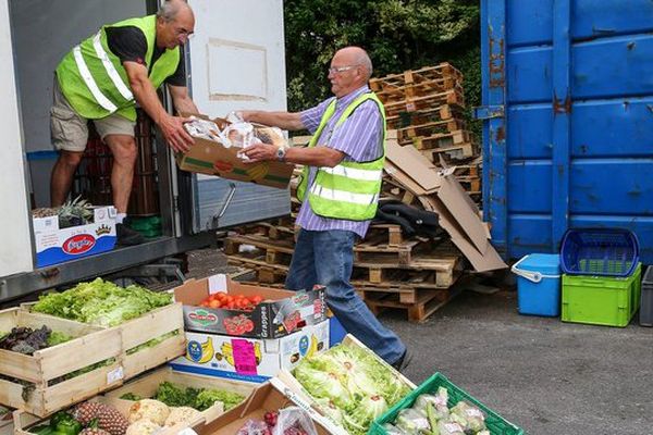 Les bénévoles des Restos du Coeur peuvent obtenir des dons de nourriture des grandes surface grâce à l'application de la loi contre le gaspillage.