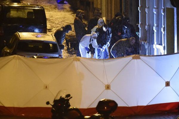 La police belge après l'assaut de Verviers en décembre 2015. 