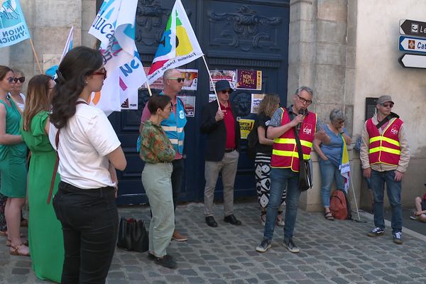 Une cinquantaine d'enseignants se sont rassemblés devant le rectorat de Besançon, ce mardi 31 mai, contre le pacte enseignant.