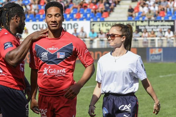 Pour rendre hommage à Louis Fajfrowski, sa compagne Margot et son frère Paul ont donné le coup d'envoi fictif du match face à Oyonnax