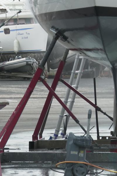 Face au manque d'eau et aux restrictions, le port de Leucate a acheté une solution innovante pour permettre à nouveau le carénage de ses bateaux.