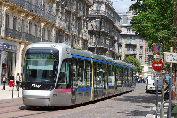 La ligne A du tramway dans le centre-ville de Grenoble.