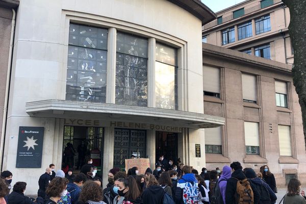 Des élèves devant le lycée Hélène Boucher dans le 20e arrondissement de Paris. (Illustration)