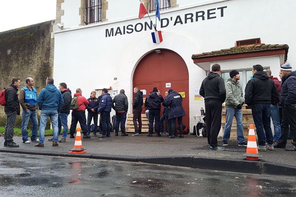 Les surveillants grévistes devant la maison d'arrêt de Bayonne 