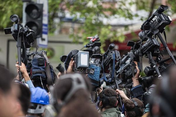 Faut-il brûler les journalistes ?  C'est une des questions posées par le festival du journalisme vivant qui a lieu du 14 au 16 juillet 2017 à Autun, en Saône-et-Loire.