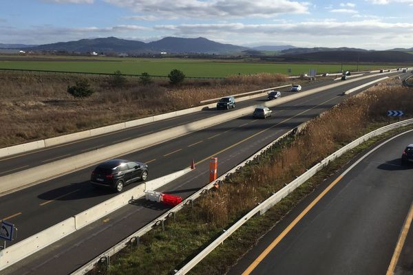 Les travaux d’élargissement se poursuivent sur l’autoroute A 75 entre Clermont-Ferrand et Le Crest. Du lundi 18 mars au vendredi 22 mars, des fermetures nocturnes sont prévues. 