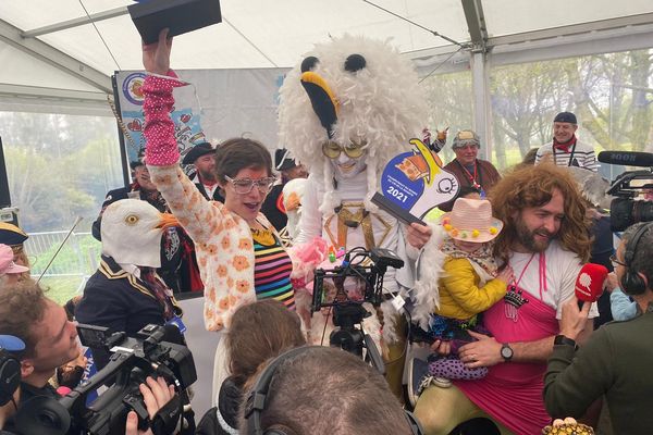 Marie a été sacrée championne du monde du cri de la mouette - édition 2022. Au centre de la photo, Roro, champion 2021.