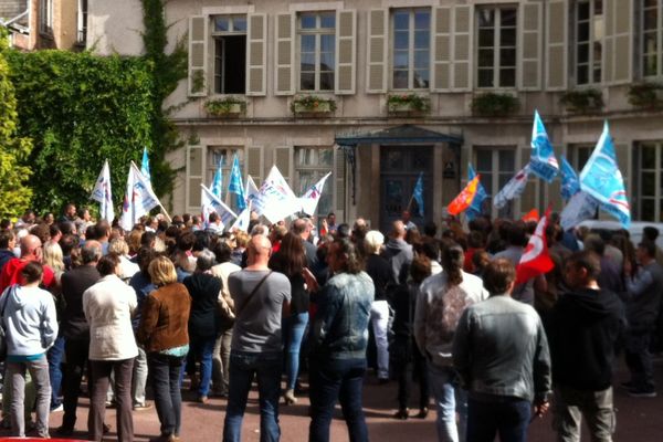 Près de 200 agents municipaux dans la cour de la Mairie d'Auxerre ce 2 juin