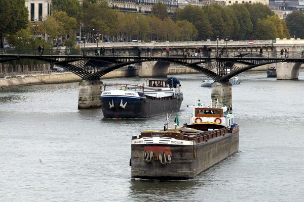 Des bateaux de transports de marchandises sur la Seine.