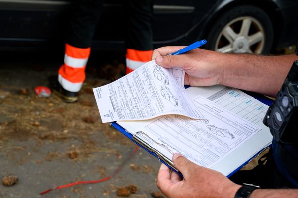 Deux policiers, un ancien fonctionnaire de la préfecture de région et le propriétaire de la fourrière sont visés par la justice dans le cadre de cette enquête.